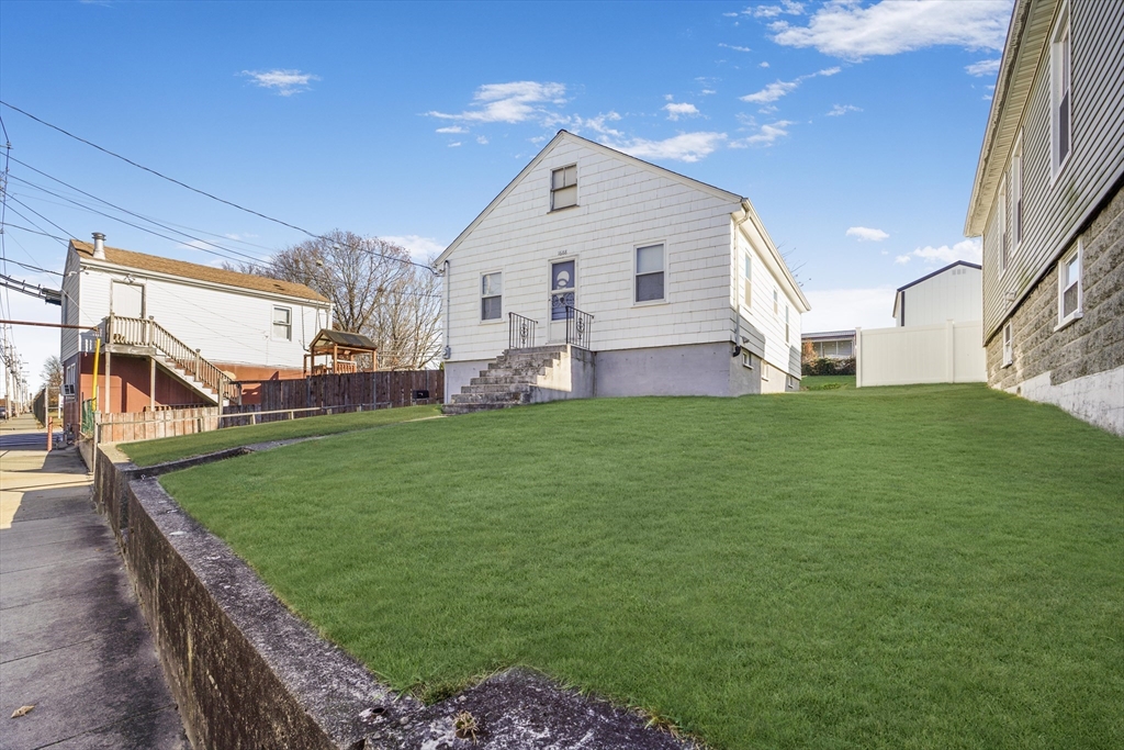 1688 Bay St Property Photo 4