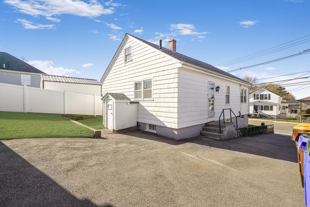 1688 Bay St Property Photo 12