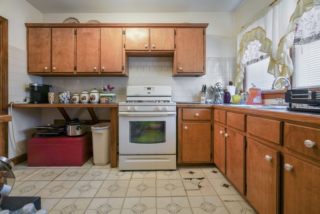 1688 Bay St Property Photo 14