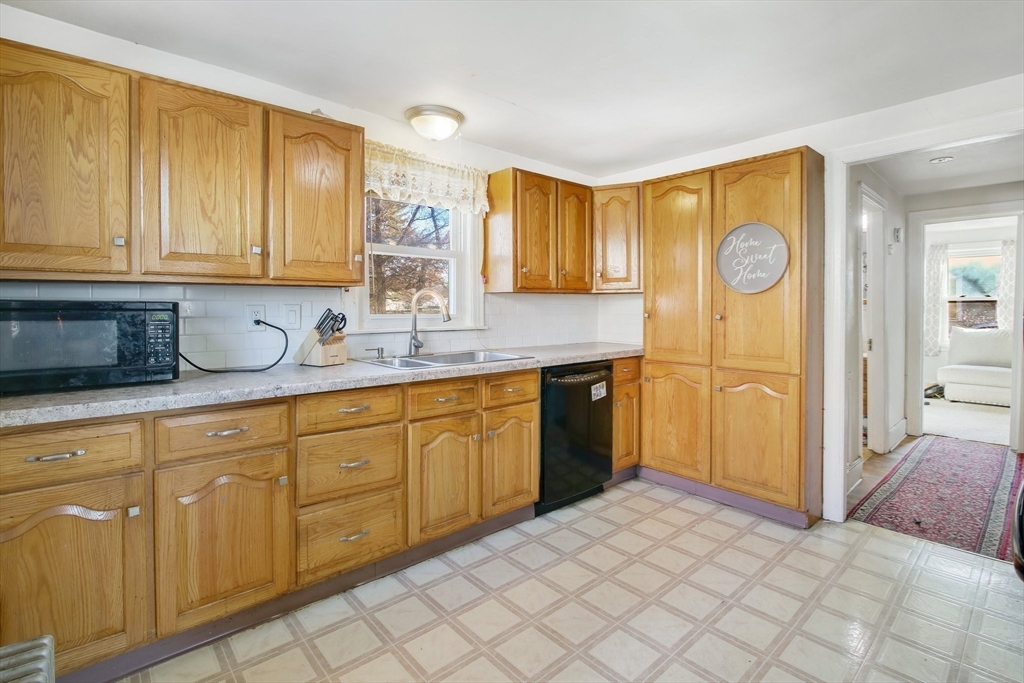 95 Leavitt Street Property Photo 8
