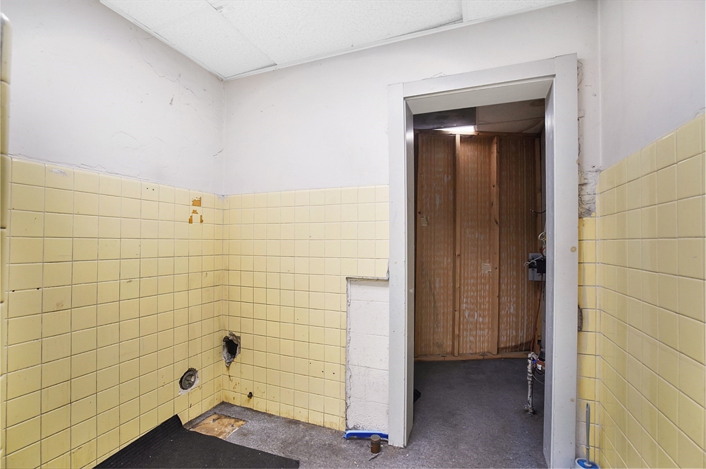 1576 State Street Property Photo 17