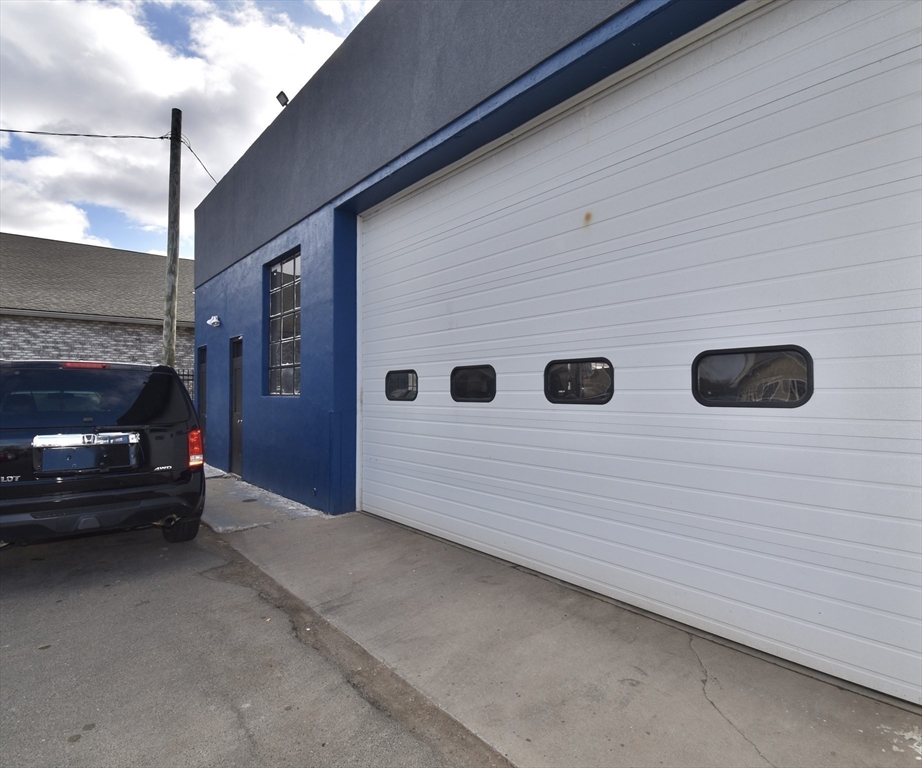 927 Boston Road Property Photo 4