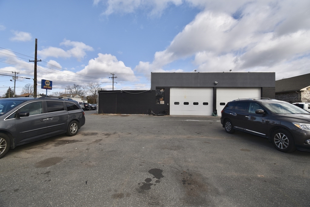 927 Boston Road Property Photo 8