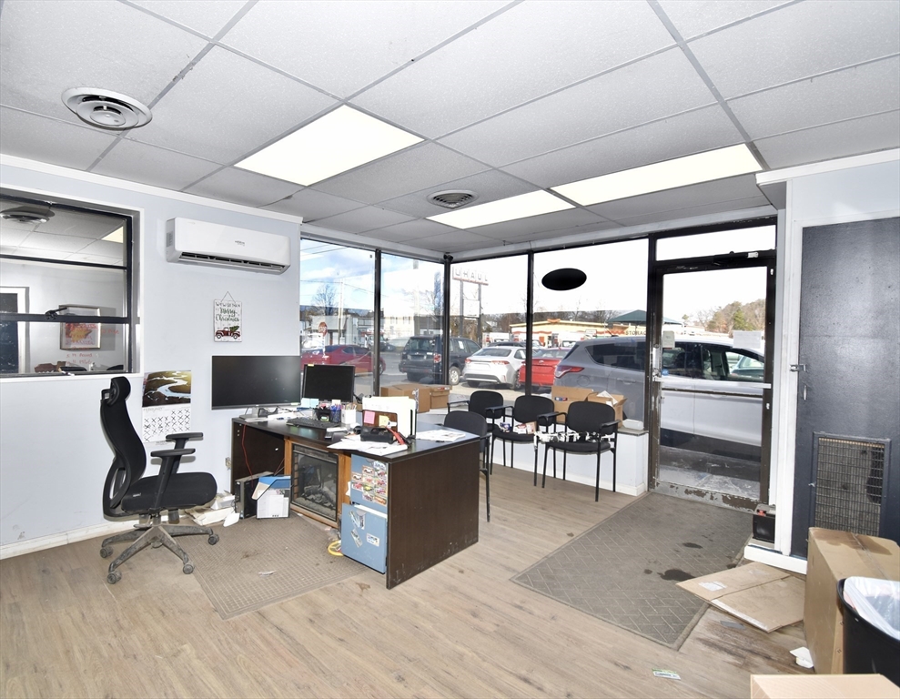 927 Boston Road Property Photo 11