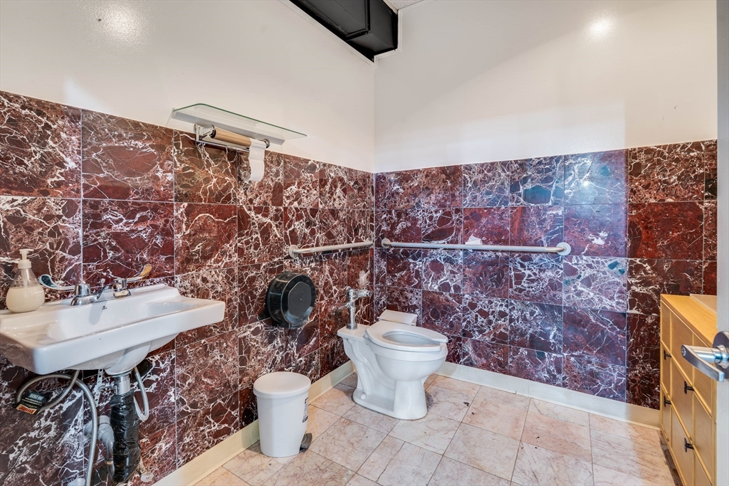 350 Essex Street Property Photo 18