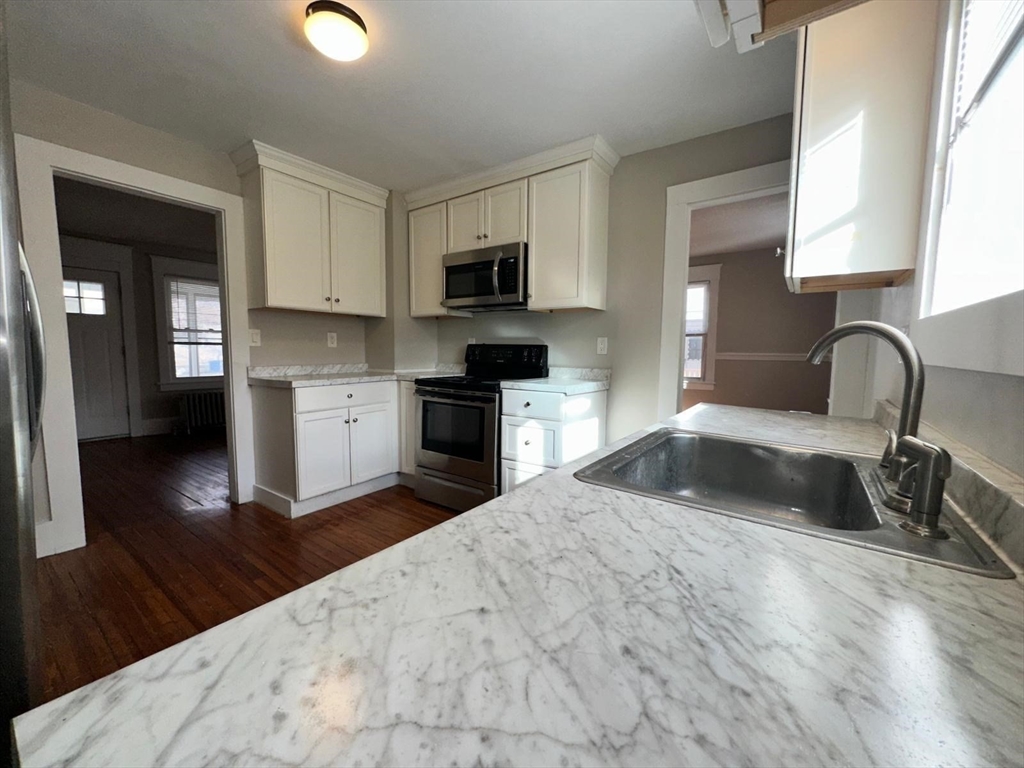 37 Day St Property Photo 5