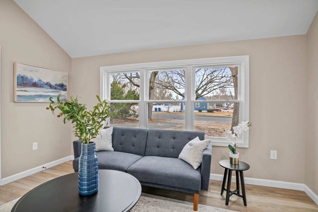 1577 Bay St Property Photo 5