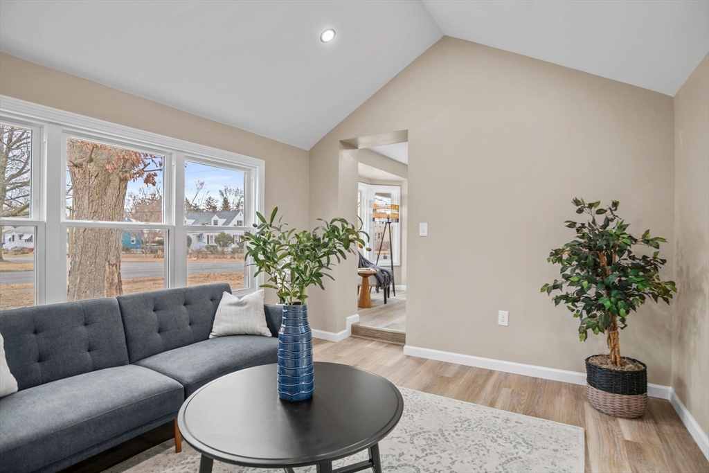 1577 Bay St Property Photo 8