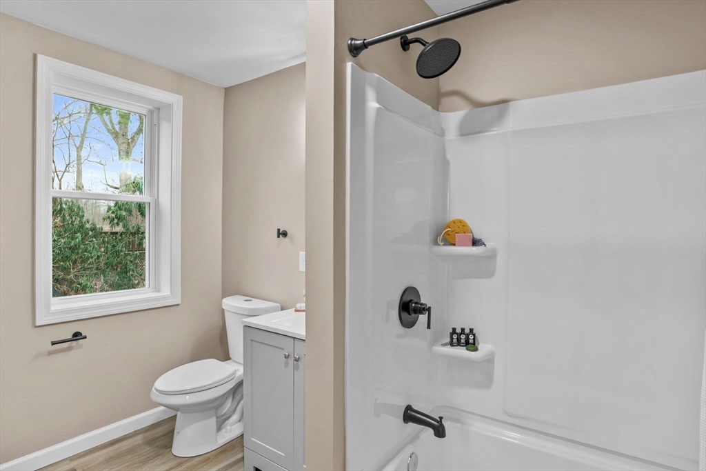 1577 Bay St Property Photo 15