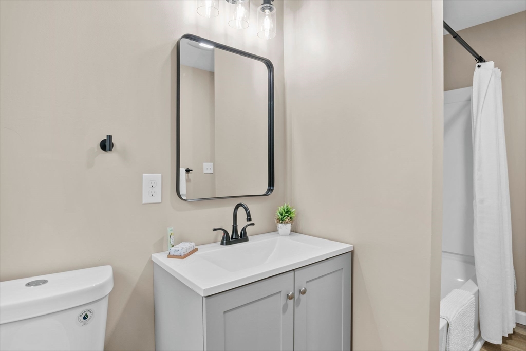 1577 Bay St Property Photo 16