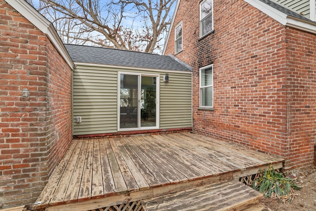 1577 Bay St Property Photo 22
