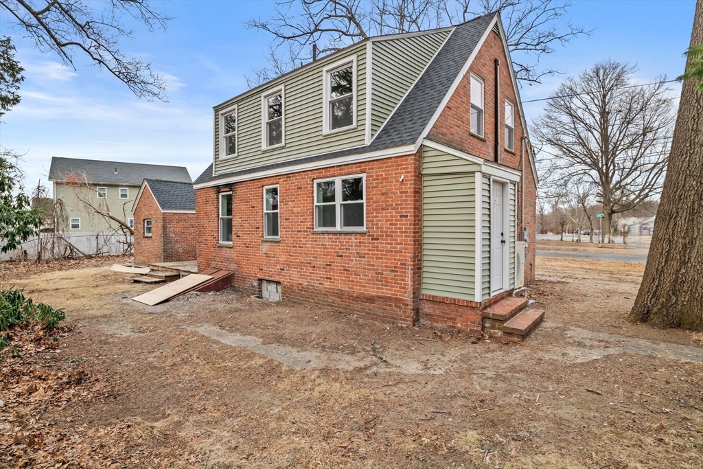 1577 Bay St Property Photo 23