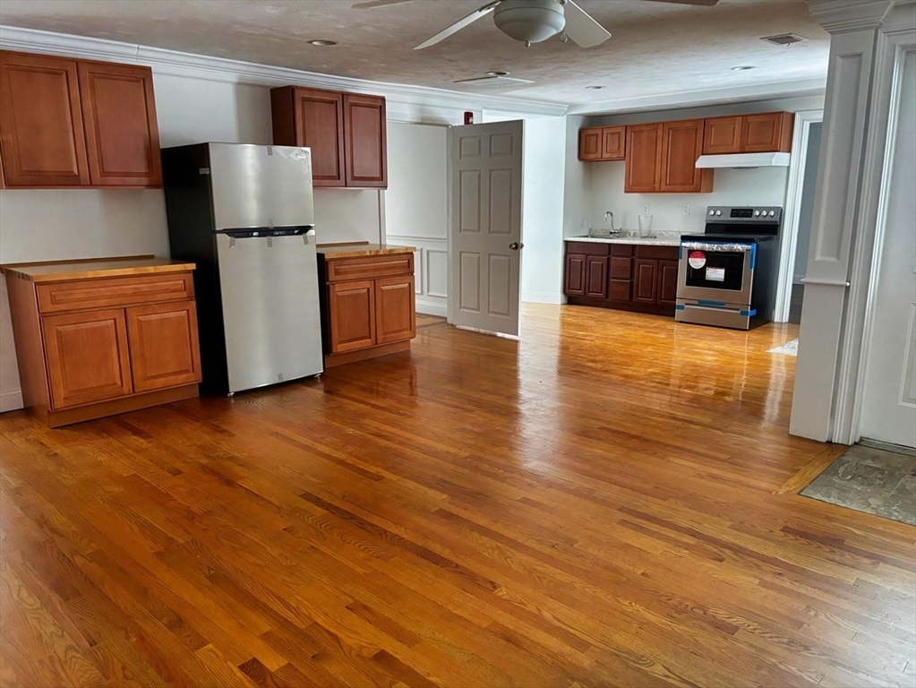 300 Center St Property Photo 8