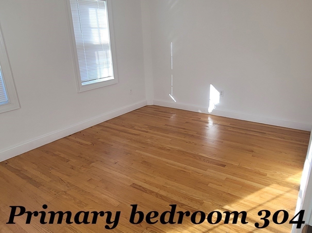 300 Center St Property Photo 11