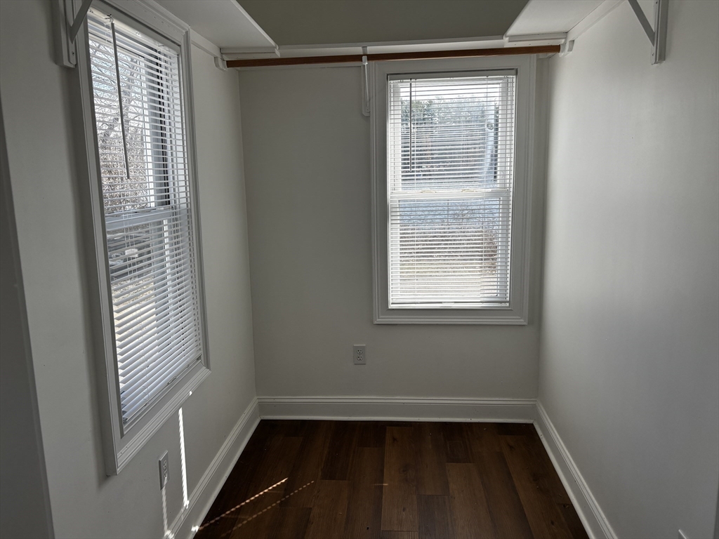 300 Center St Property Photo 12