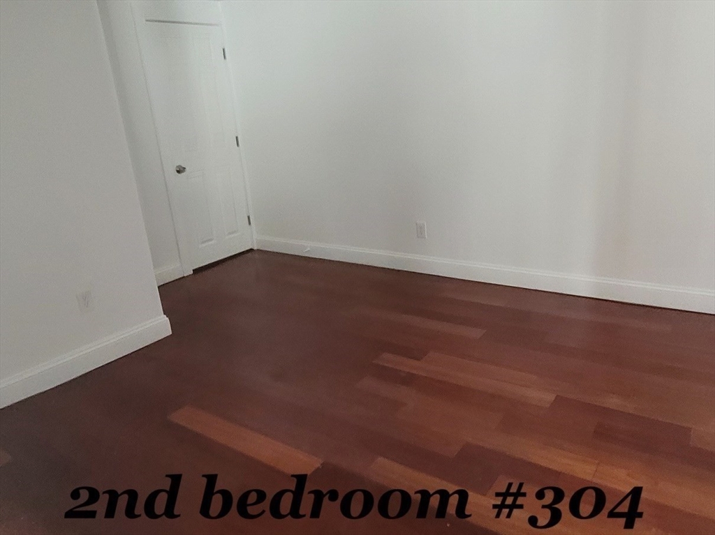 300 Center St Property Photo 13