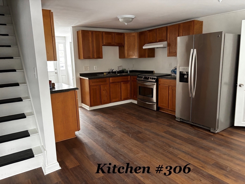 300 Center St Property Photo 14