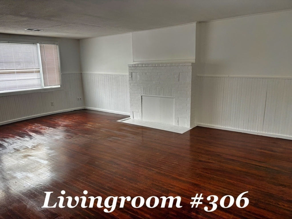 300 Center St Property Photo 16