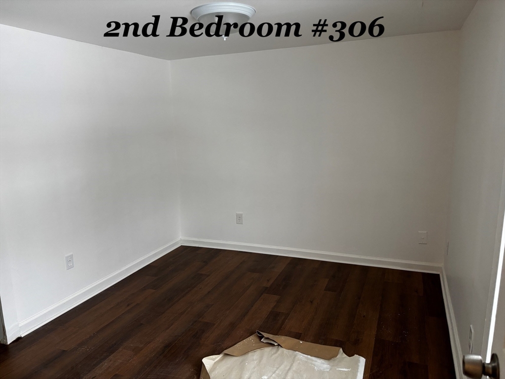 300 Center St Property Photo 18