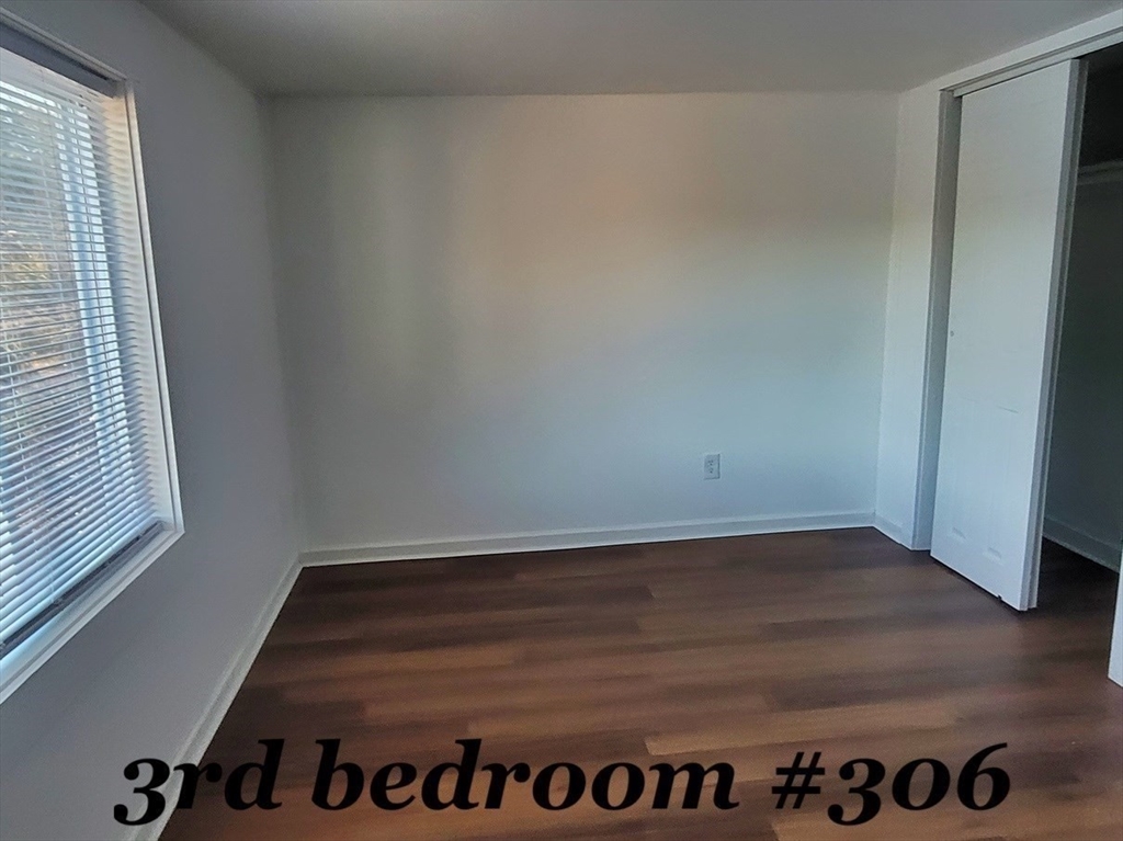 300 Center St Property Photo 19