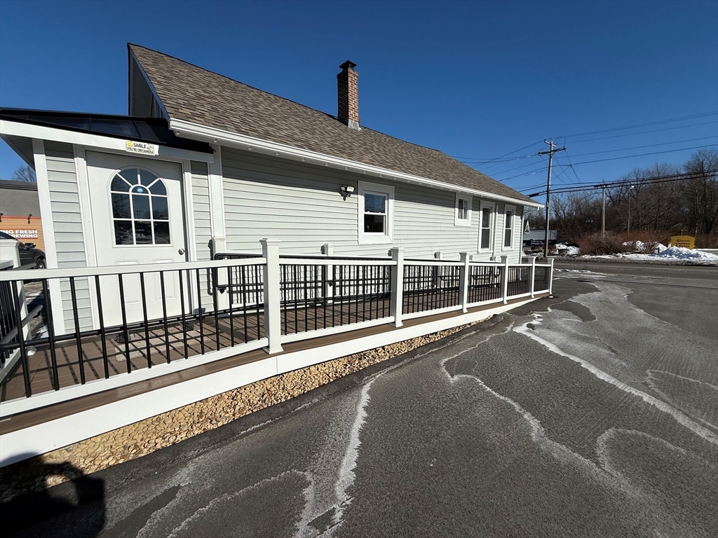 1042 Main St # B Property Photo 2