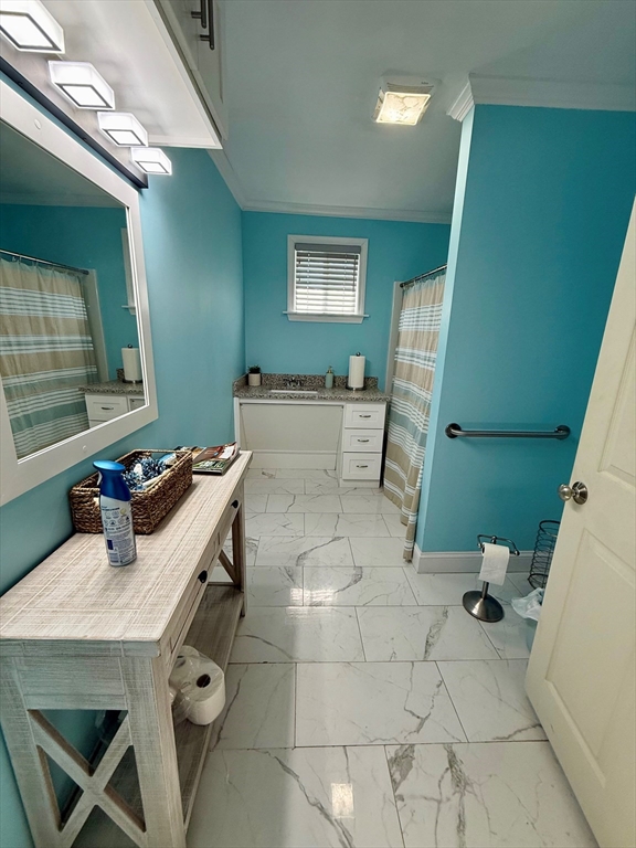 1042 Main St # B Property Photo 4