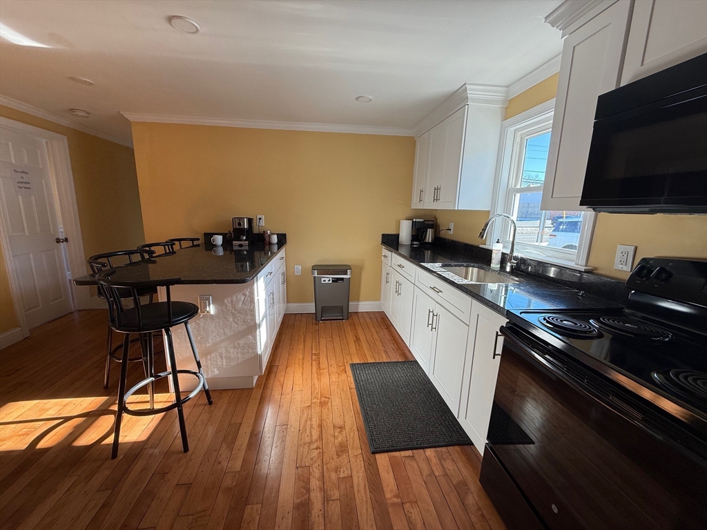 1042 Main St # B Property Photo 6