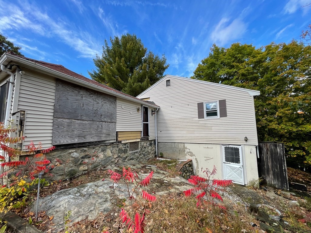 65 Beacon St Property Photo 3