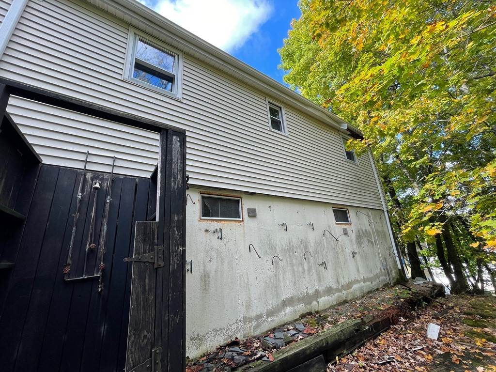 65 Beacon St Property Photo 4
