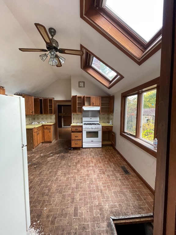 65 Beacon St Property Photo 9