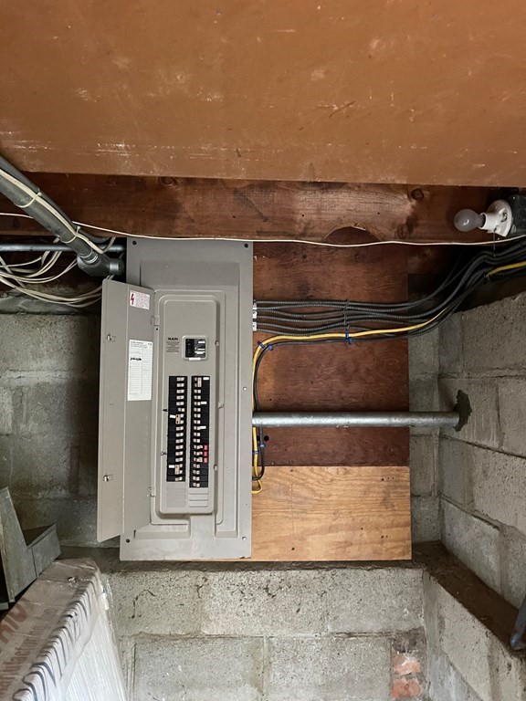65 Beacon St Property Photo 12