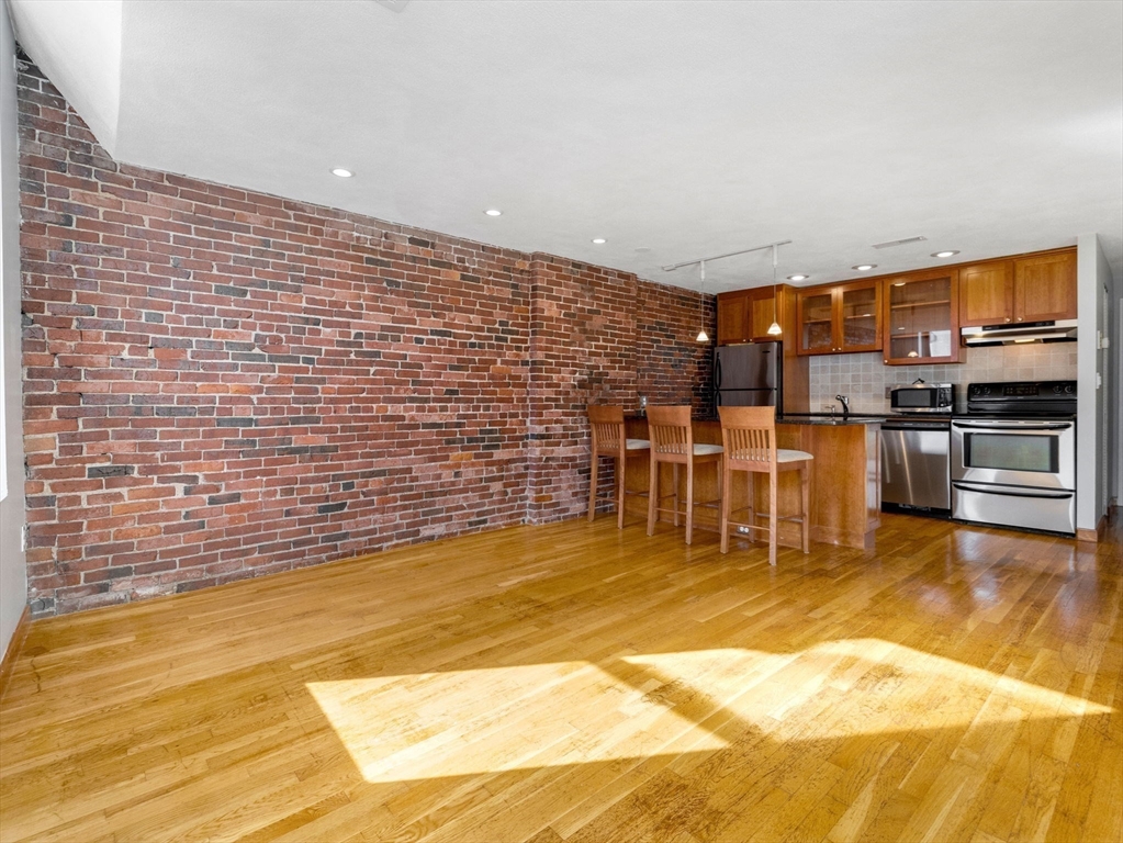 386 Commercial St # 4a Property Photo 12