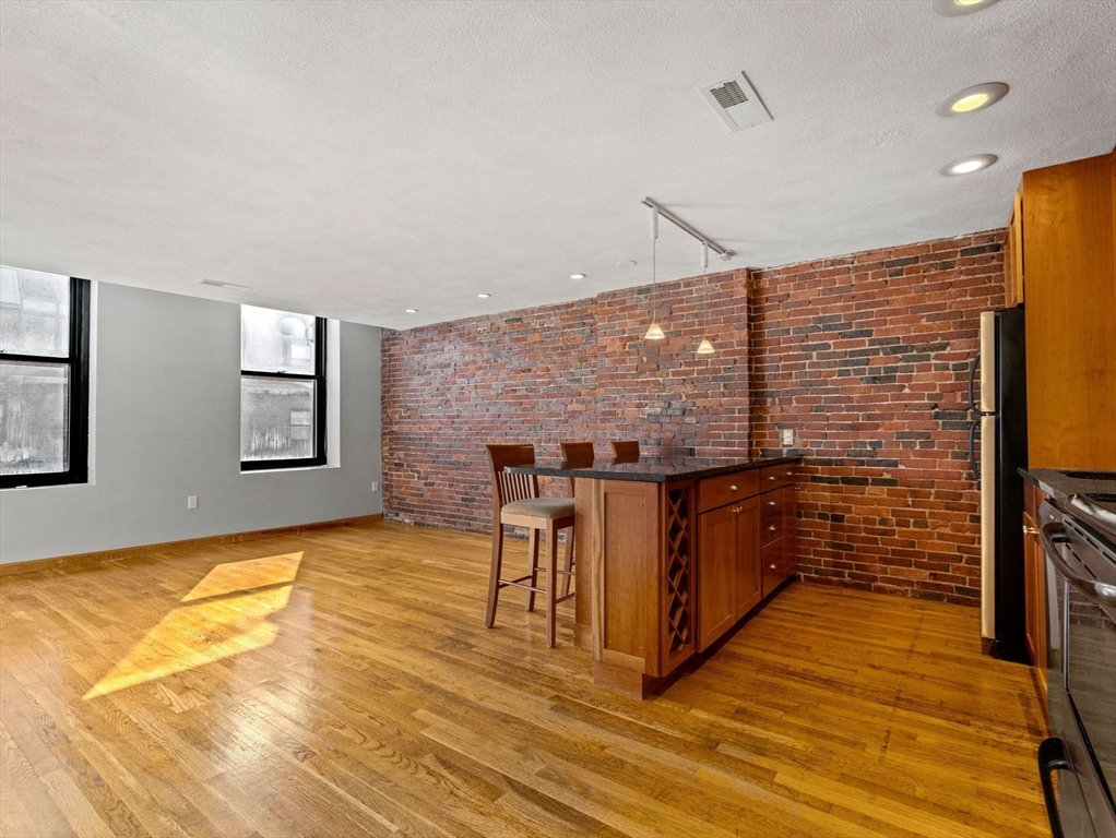 386 Commercial St # 4a Property Photo 14