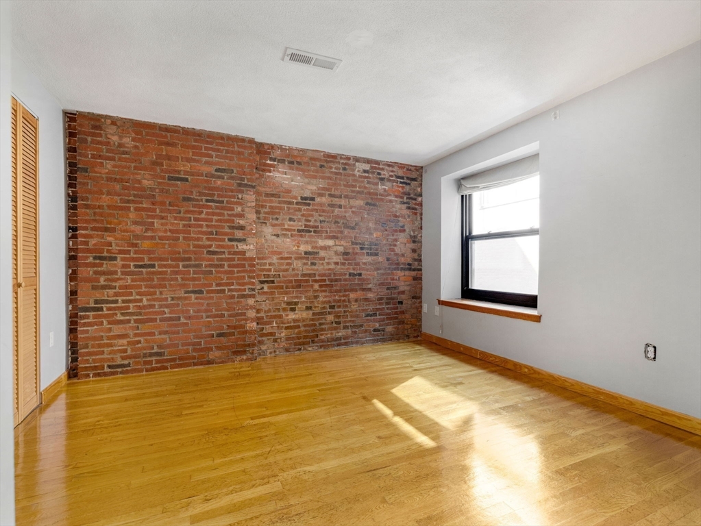 386 Commercial St # 4a Property Photo 16