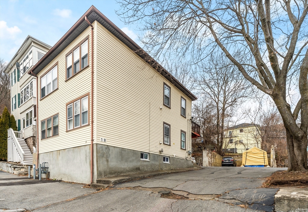 18 Creston St Property Photo 1