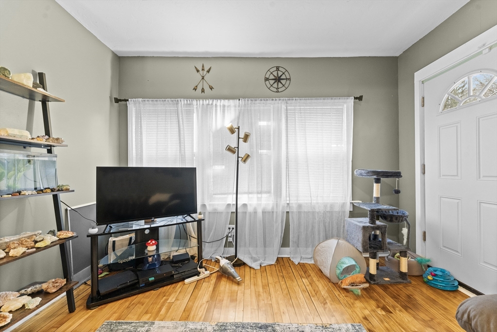 18 Creston St Property Photo 6