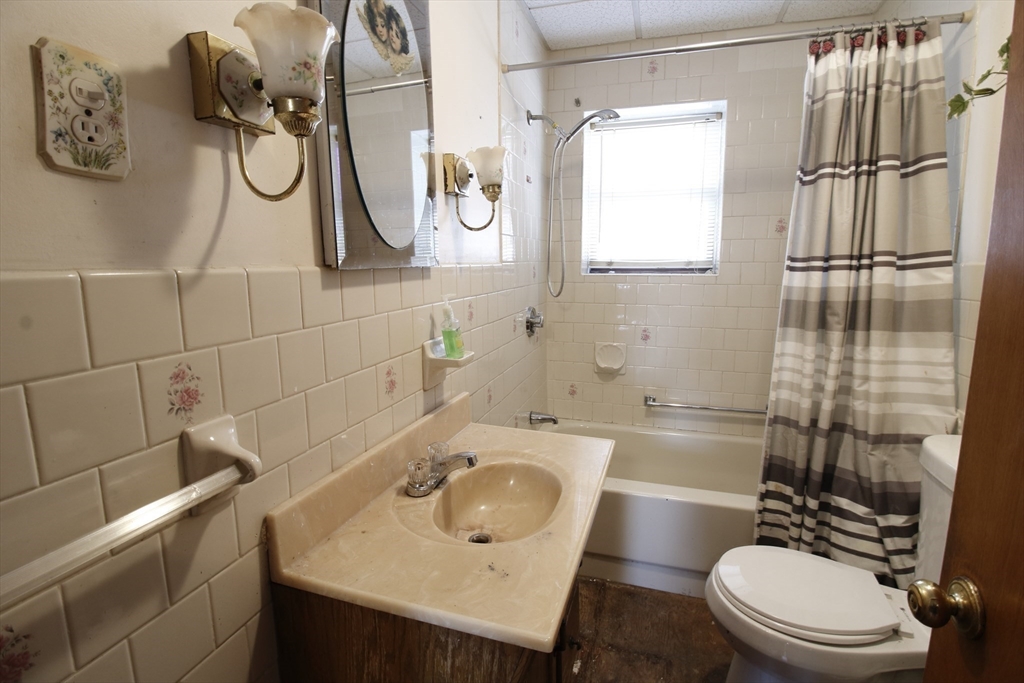 2573 South Main St. Property Photo 18