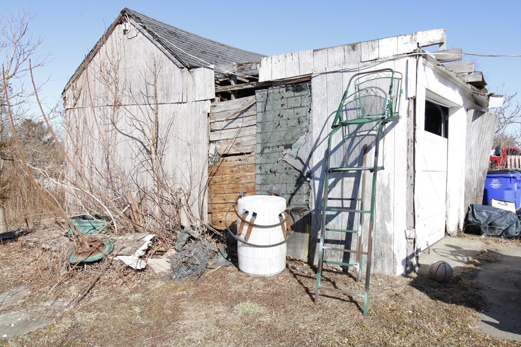 2573 South Main St. Property Photo 12