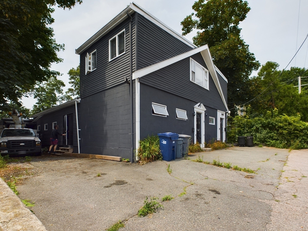 9 Ash St # A Property Photo 2