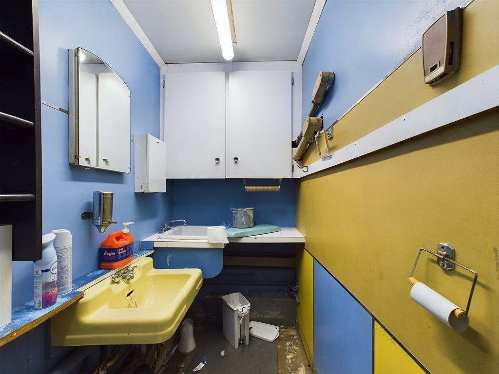 9 Ash St # A Property Photo 8
