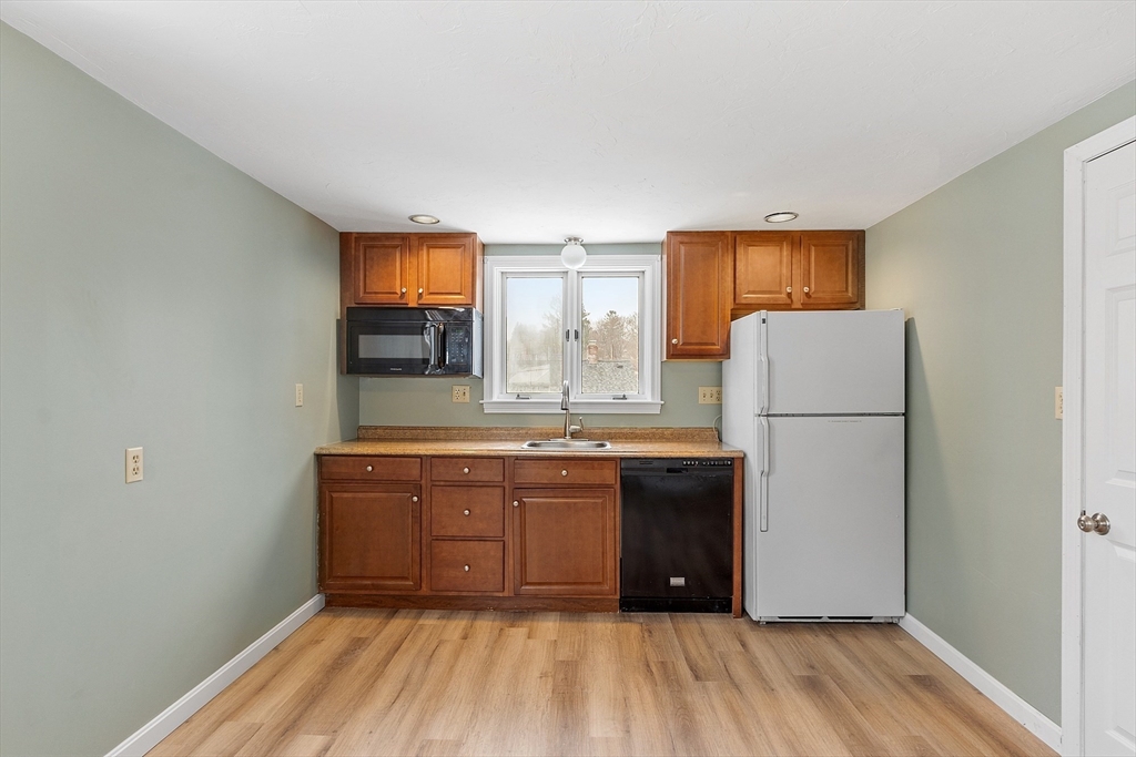 48 Pleasant St Property Photo 16