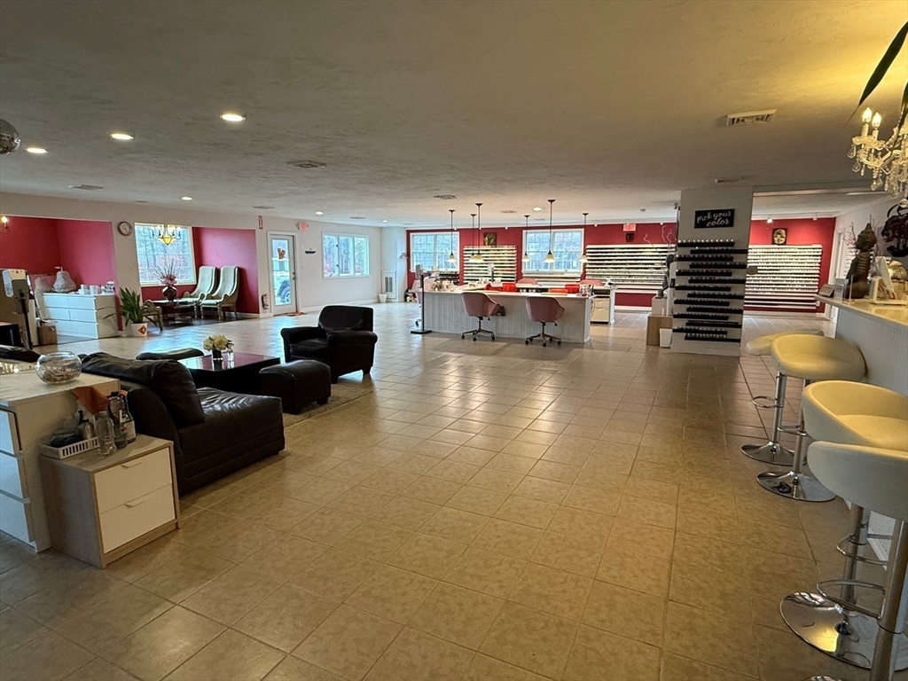 160 Macarthur Blvd. Property Photo 3