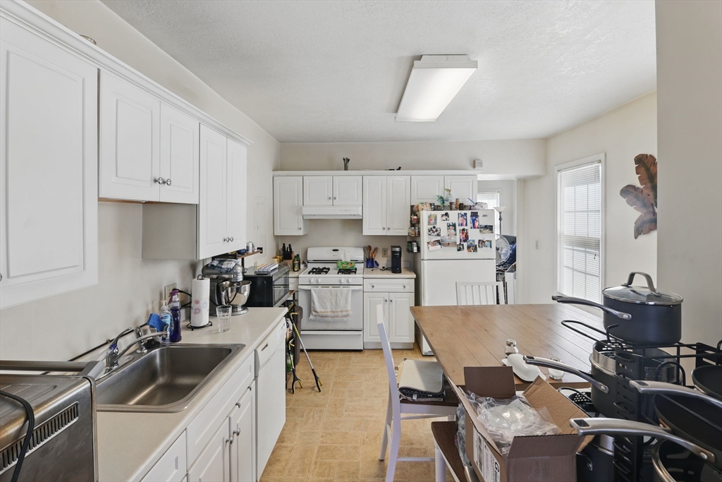 596 Carew Property Photo 4