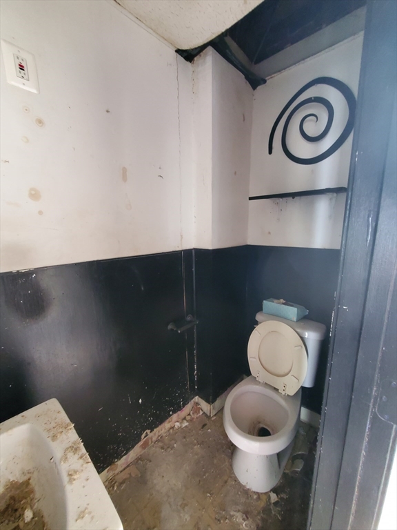 232 Exchange St Property Photo 8