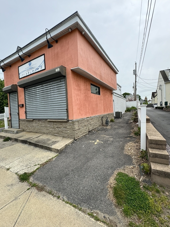 948 Warren Ave Property Photo 2
