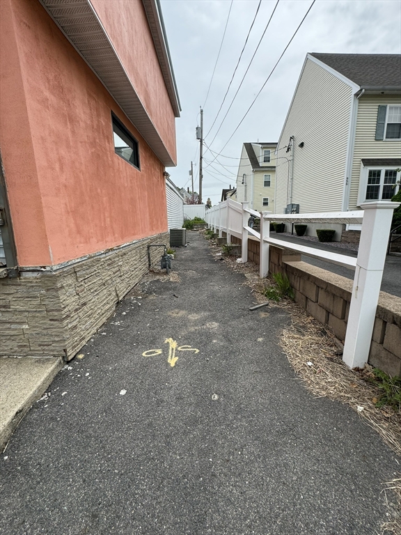 948 Warren Ave Property Photo 4