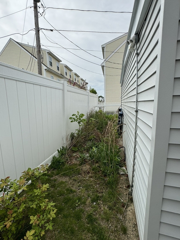 948 Warren Ave Property Photo 7