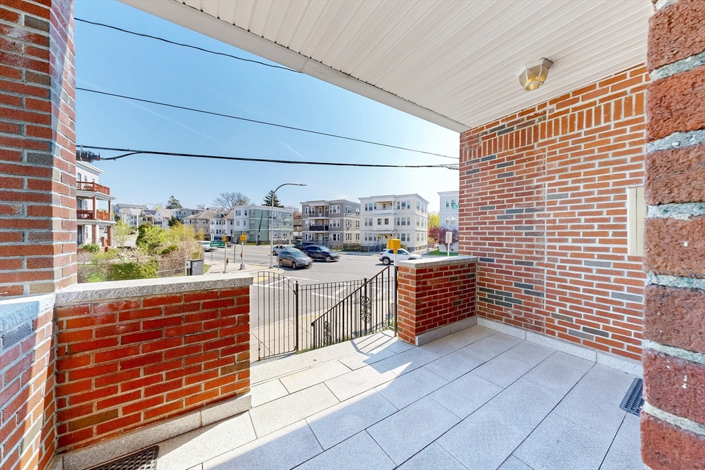139 Selden St Property Photo 3