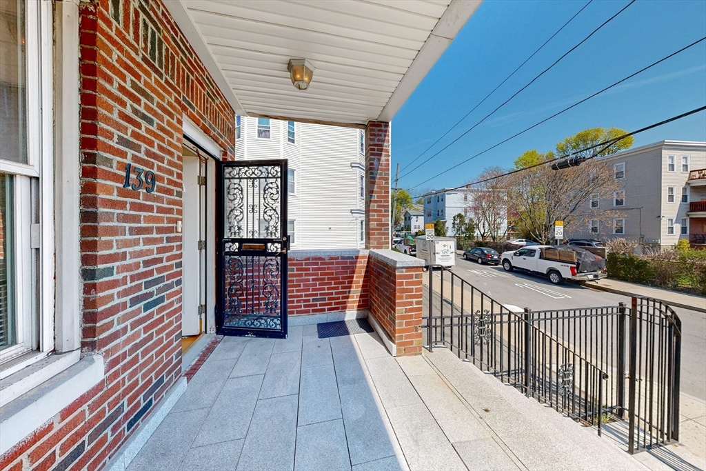 139 Selden St Property Photo 4