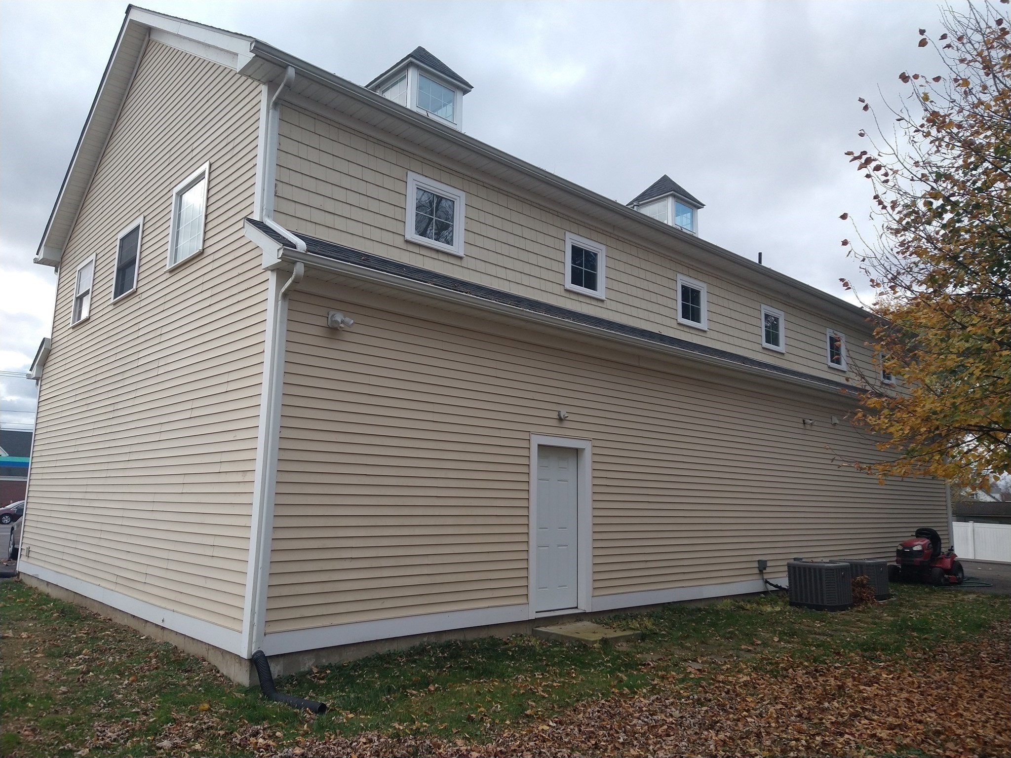 26 Russell St # B Property Photo 5